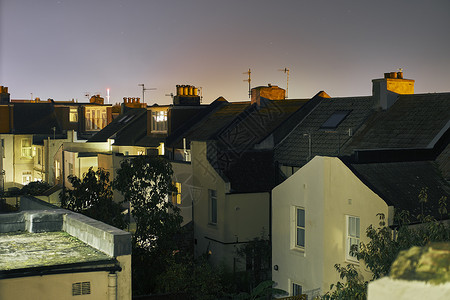 夜间一排屋顶的俯视图图片