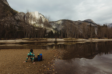 坐在湖边眺望风景休息的徒步者图片