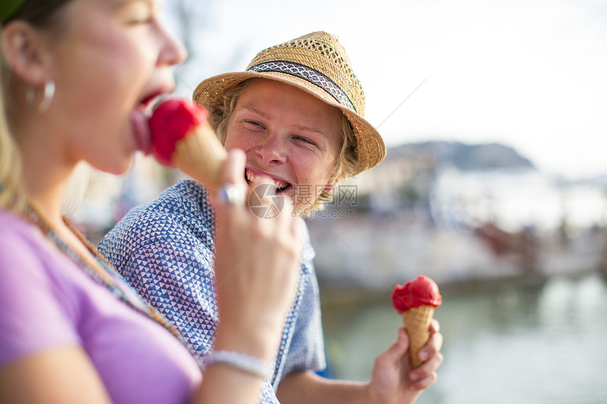 年轻情侣开心的吃着冰淇淋图片