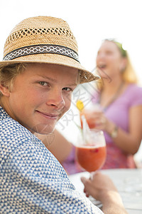 餐馆青年男子拿着葡萄酒的肖像图片