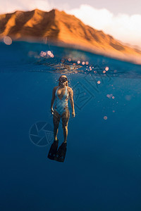 超过低于美国夏威夷奥胡市水下游泳的妇女背景