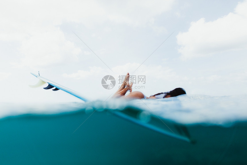 使用冲浪板的女人图片