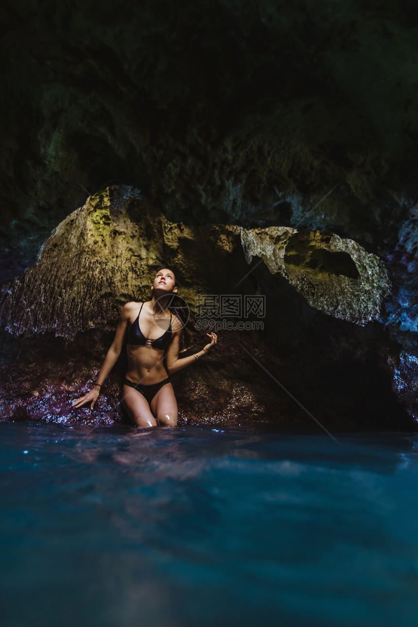 岩洞中游泳的女人图片