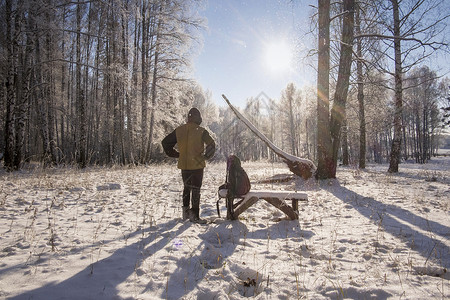 俄罗斯乌拉尔冬季森林里的人图片