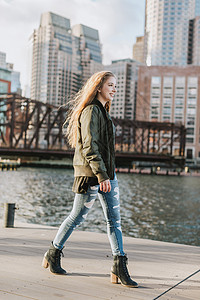 美国马萨诸塞州波士顿市漫步街头的女人图片