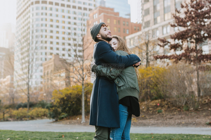 在公园里拥抱的情侣图片