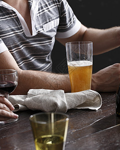 两个人在餐厅喝着酒中区特闭图片
