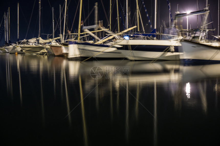 夜间水上船只意大利撒丁岛Cagliari图片