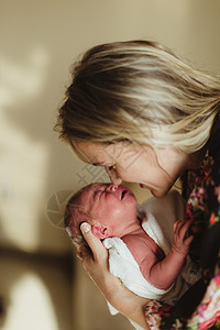 中成年妇女间与新生儿婴流鼻图片