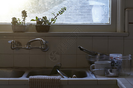 厨房水槽和没洗的碗高清图片