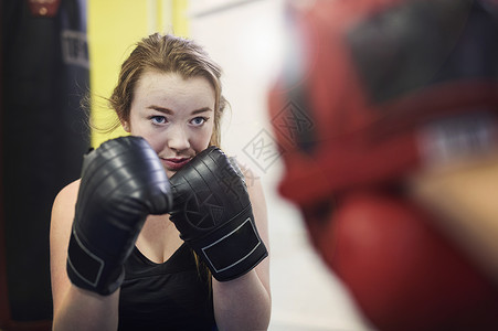 打拳击的女性图片
