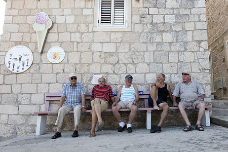5名男子坐在镇广场上图片