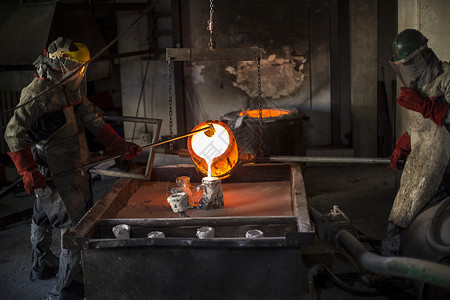 在铸造厂工作的人填充熔铜背景图片