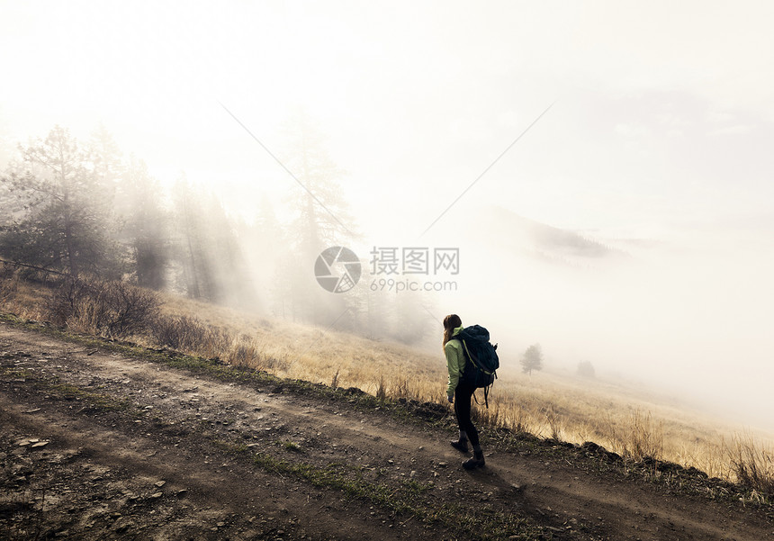 一名年轻女子沿着小路跋涉图片