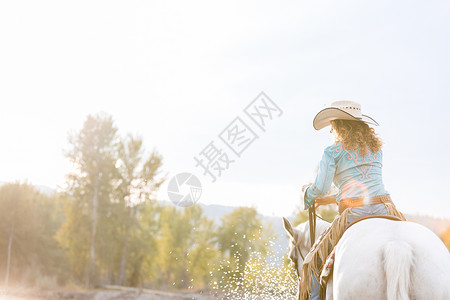 美国蒙大拿女子骑马图片