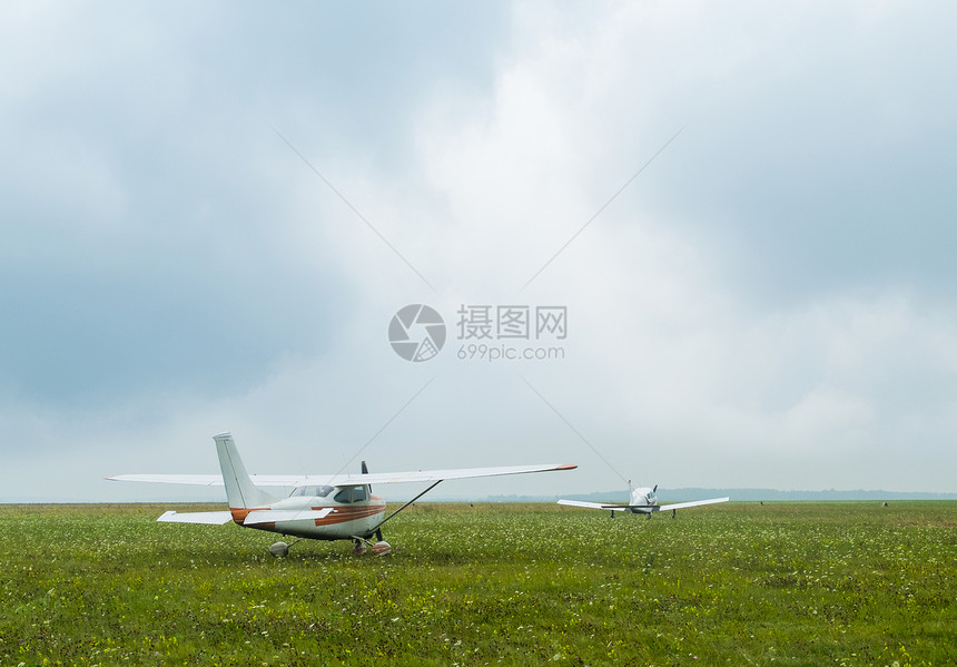 两架轻型飞机停在机场图片