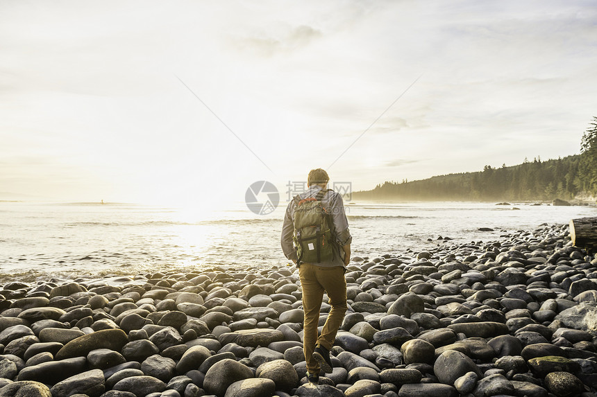 加拿大不列颠哥伦比亚省公园海滩上行走男子的背影图片