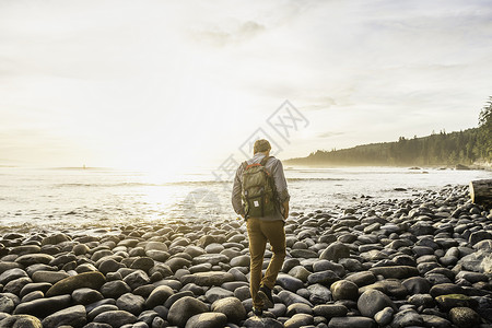 加拿大不列颠哥伦比亚省公园海滩上行走男子的背影高清图片