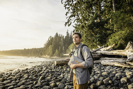 加拿大不列颠哥伦比亚省公园海滩上远望的男子高清图片
