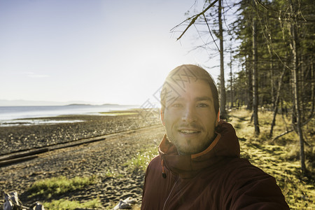 加拿大不列颠哥伦比亚省公园逆光微笑的男人图片