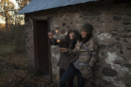 两个女人靠在外楼玩火花图片