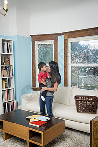 在客厅母亲抱着儿子亲吻彼此图片