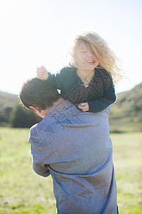 在田里女孩被父亲的肩膀扛在田里图片