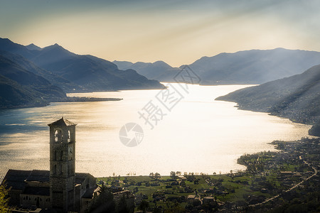意大利伦巴迪亚科莫湖上的格拉夫多纳村图片