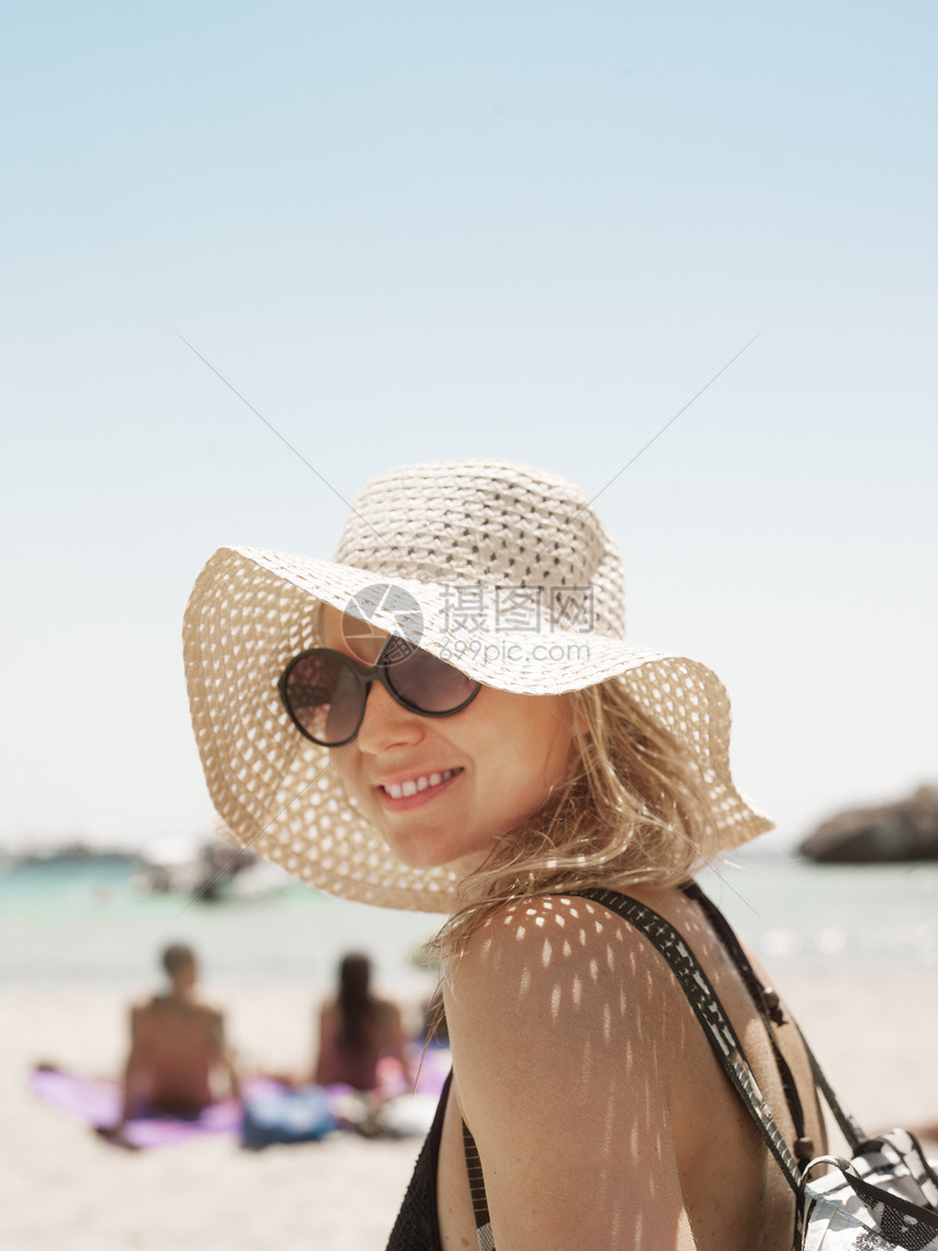西班牙梅诺卡戴太阳帽的妇女微笑着看着相机的图片