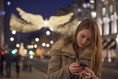 在街上用手机的年轻妇女联合王国伦敦图片