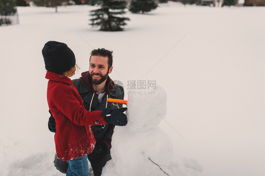 父亲和女儿做雪人图片