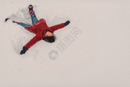 女孩躺在雪上图片