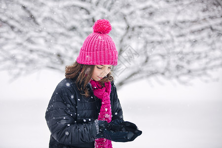 女孩伸出双手接住落下的雪图片