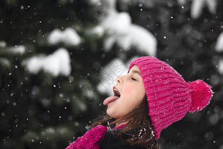 女孩伸出舌头吃雪花图片