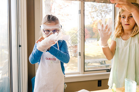 两个女孩在做科学实验前戴上乳胶手套图片
