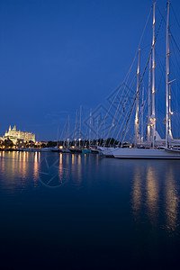 黄昏西班牙Majorca省Palma大教堂和停泊的游艇图片