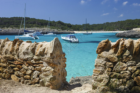 西班牙Majica海湾的传统石墙和海上的游艇图片