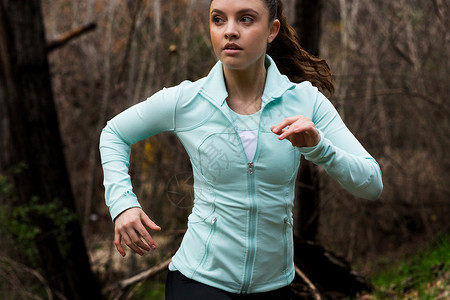 年轻女运动跑步户外活动图片