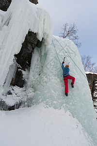 在瑞典阿比斯科公园的冰瀑布上攀爬图片