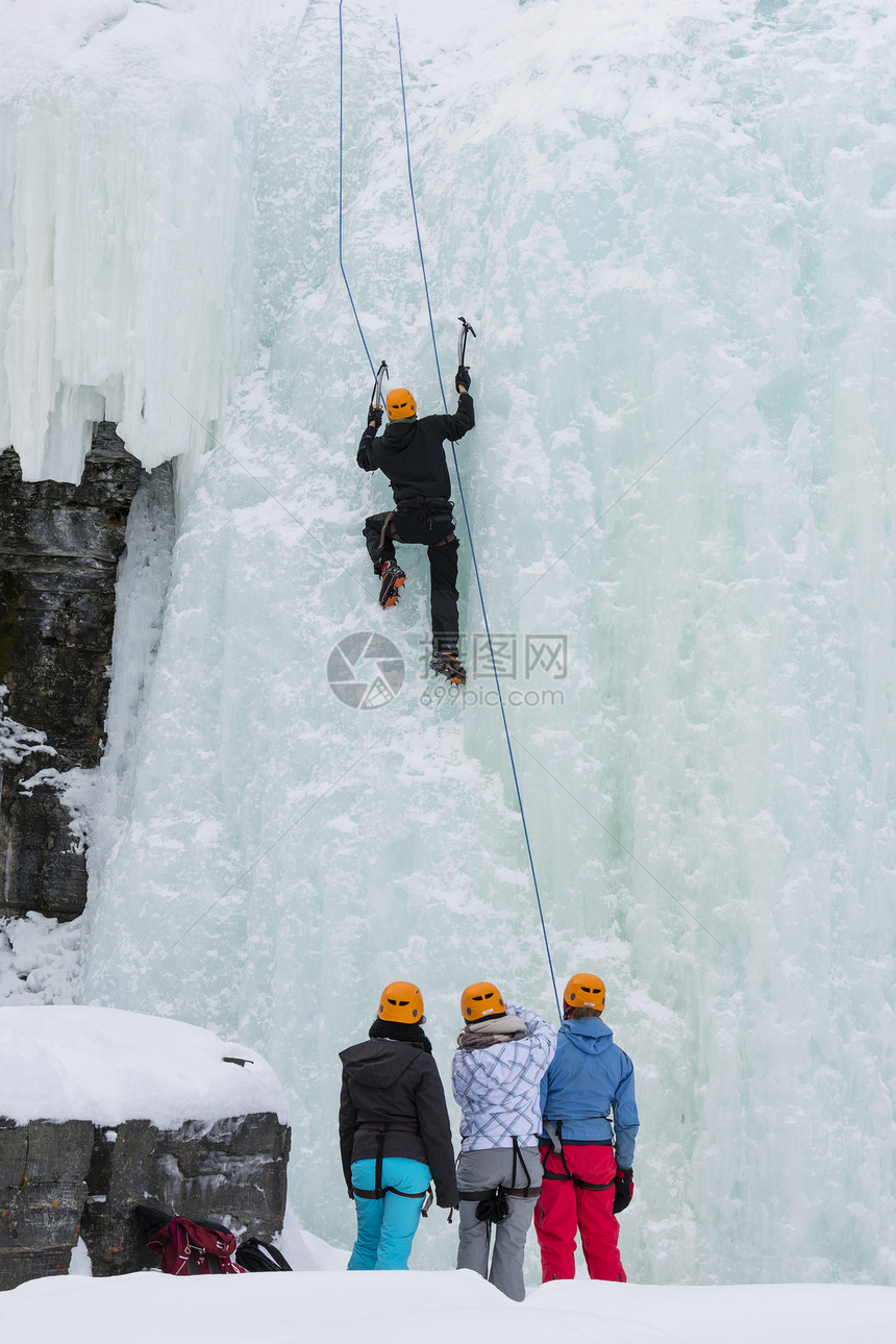 在瑞典阿比斯科公园的冰瀑布上攀爬图片