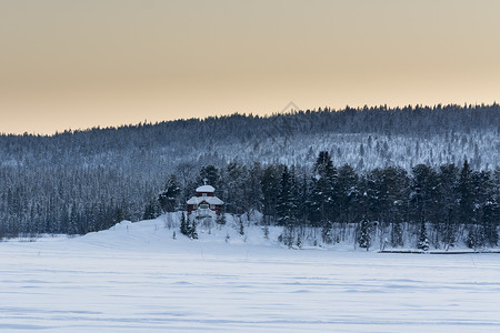 瑞典朱卡斯贾尔维的托恩河冬季结冰图片