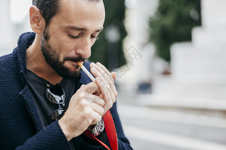 吸烟的男子法尔科内高清图片