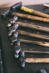 铁制工作台的一排锤子图片