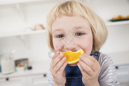 吃橙子的小女孩图片