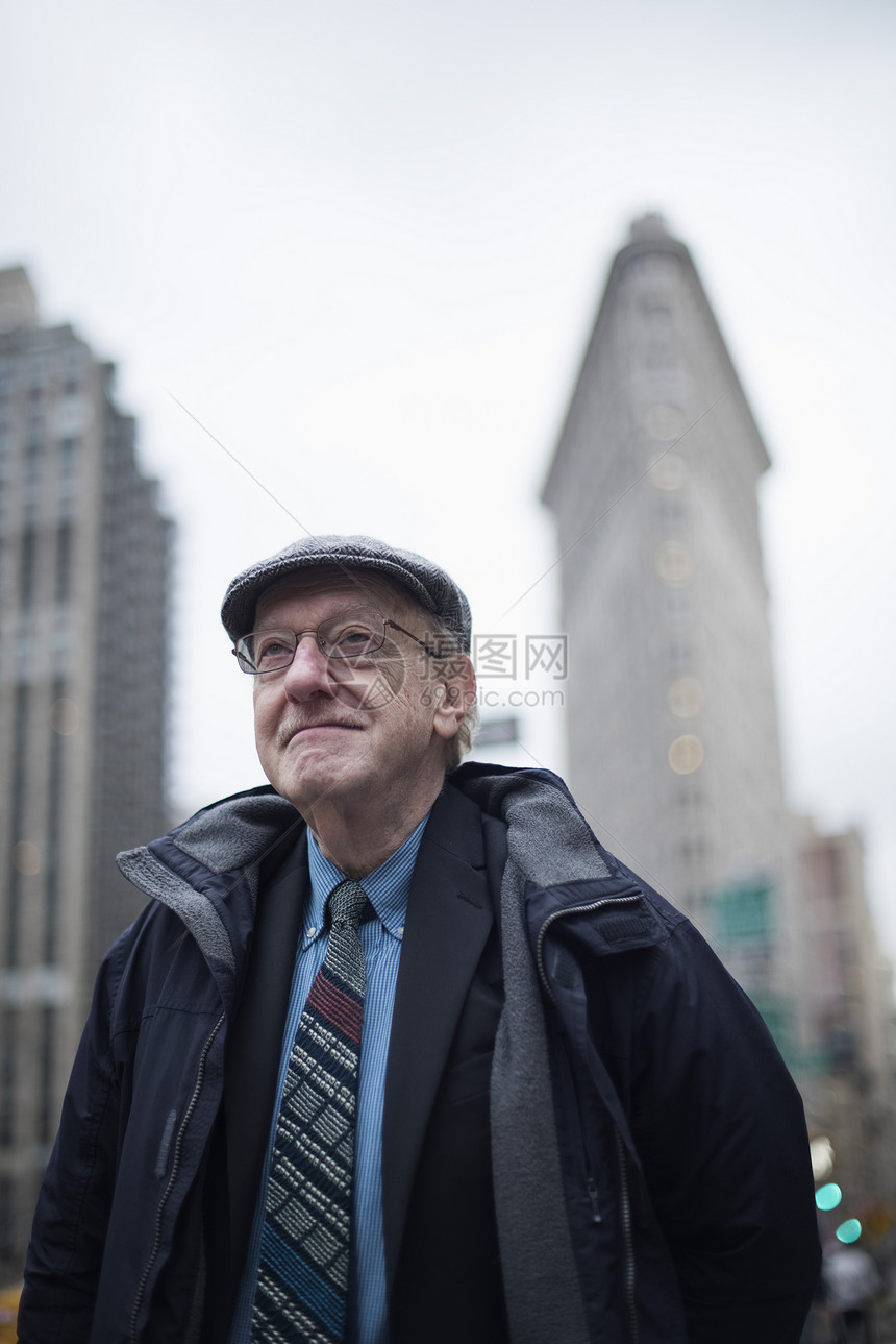 美国纽约曼哈顿一位面带微笑的老人抬头向上看图片