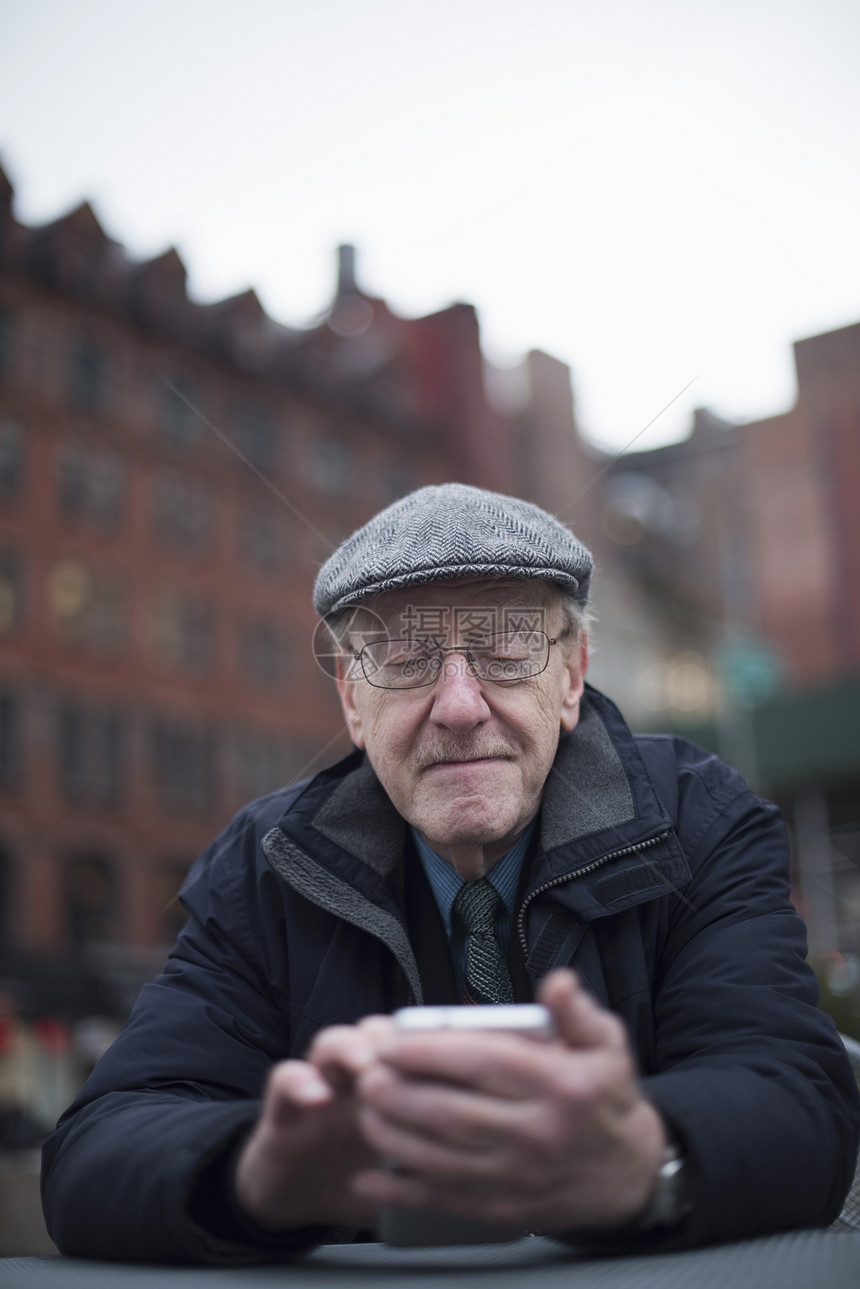 美国纽约曼哈顿老年男子发短信图片