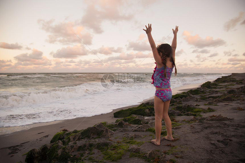 美国佛罗里达州木星佛罗里达州朱比特海边高举双手的女孩图片