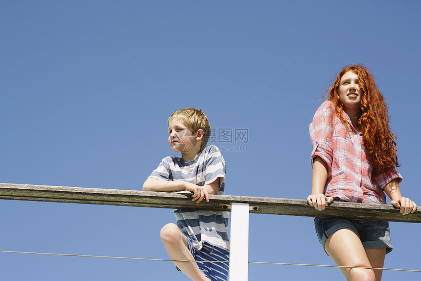 一家人坐在游艇上眺望远方图片