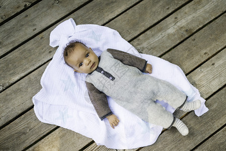 婴儿男孩的肖像躺在毯子上图片