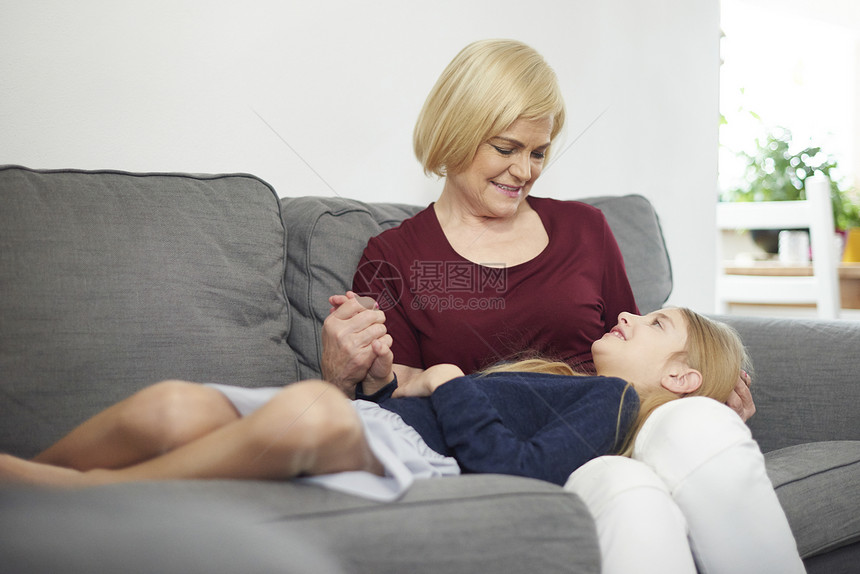 外祖母和孙女在沙发上放松图片